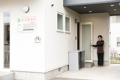 赤沼整骨院横の入り口より、呼び鈴を鳴らしてください。
